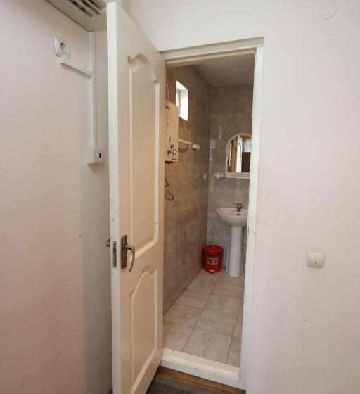 اتاق راحتی سه تخته, Guesthouse Goliati