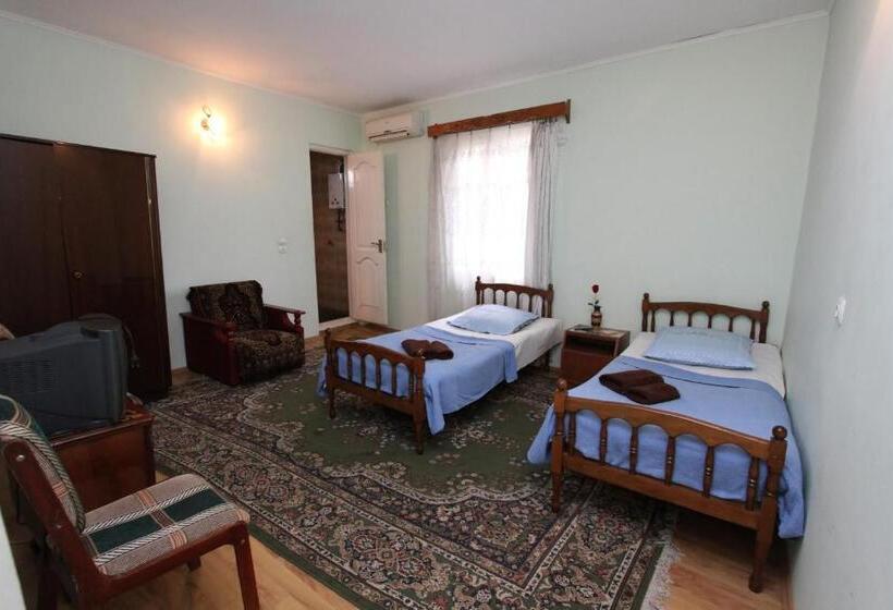 اتاق راحتی سه تخته, Guesthouse Goliati