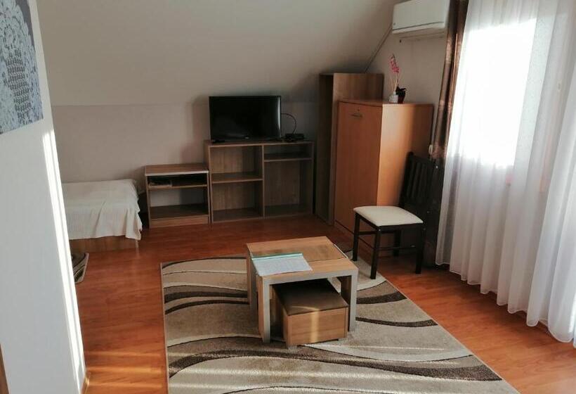 스탠다드 트리플 발코니 룸, Csipkeház Apartman