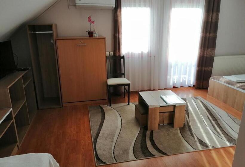 Трехместный Номер Стандарт с Балконом, Csipkeház Apartman