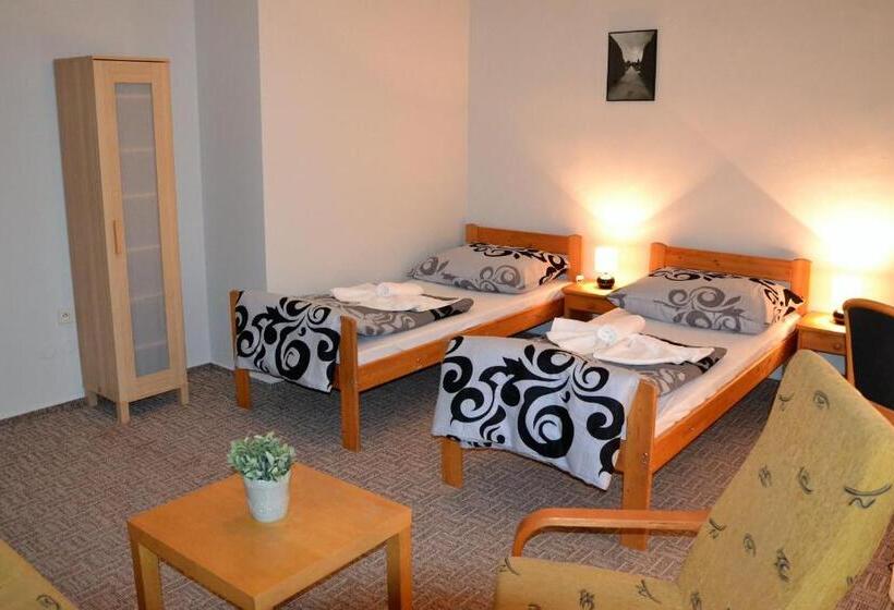 3-Bett-Standardzimmer, Excalibur Penzion A Restaurace