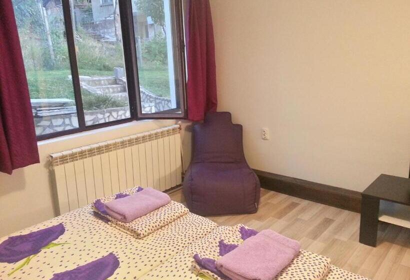 Студио Стандарт Вид на Бассейн, Guest House Bedrock
