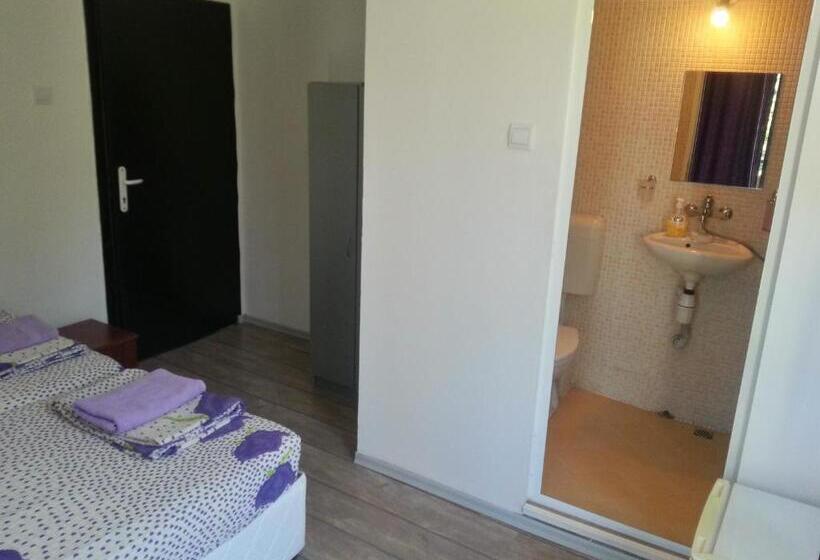 Номер Стандарт с Балконом, Guest House Bedrock