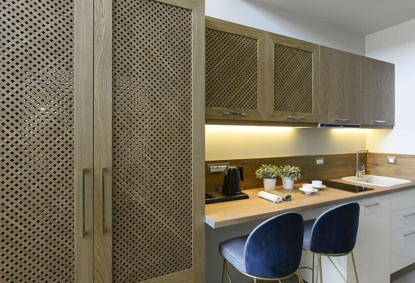 Номер Premium Вид на Бассейн, Serenity Suites