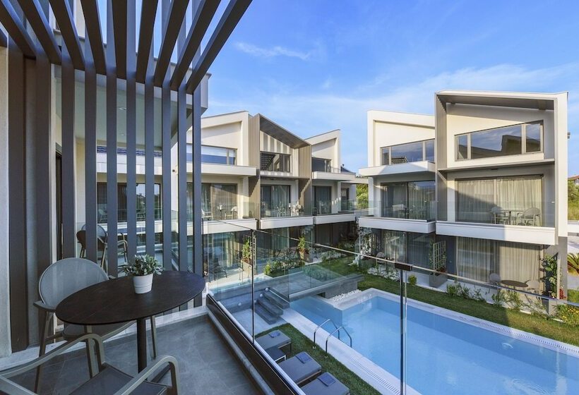 Номер Premium Вид на Бассейн, Serenity Suites