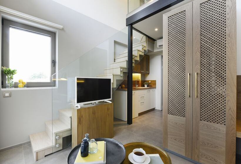 Номер Premium Вид на Бассейн, Serenity Suites