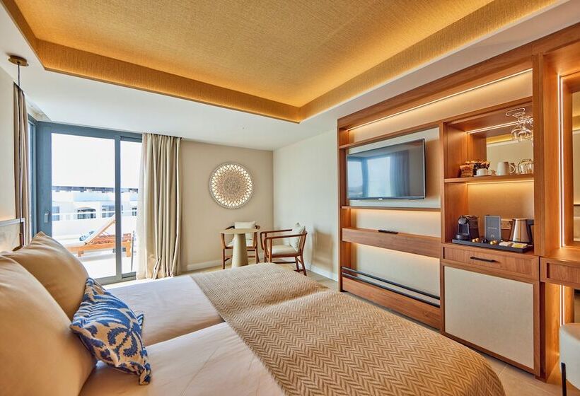 סוויטת ג'וניור צדדית נוף לים, Universal Grand Leon & Spa