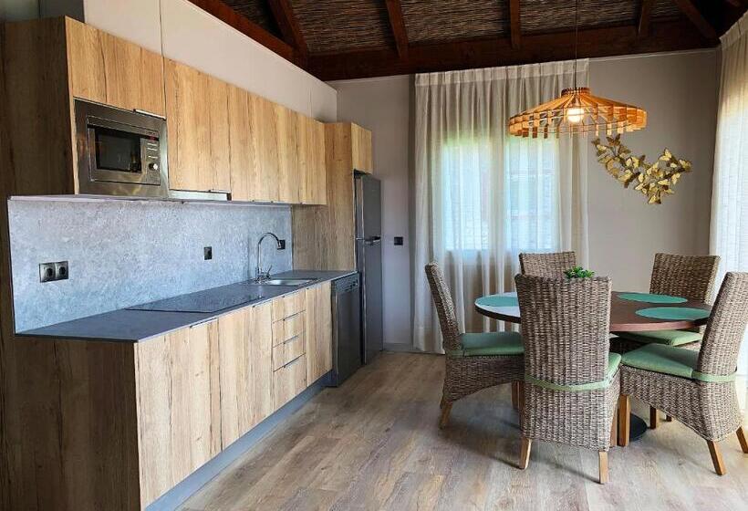 Бунгало Deluxe, La Marina Resort