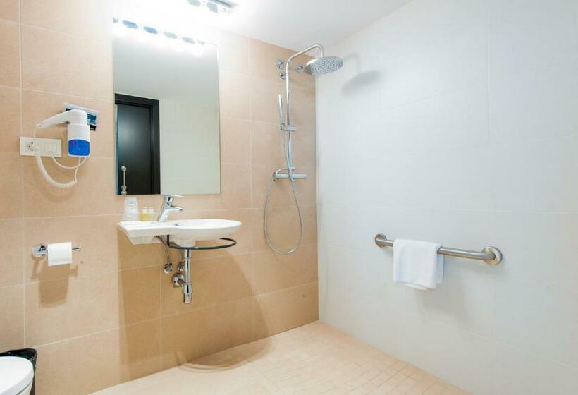 سوئیت جونیور برای معلولان, New Hotel Colon