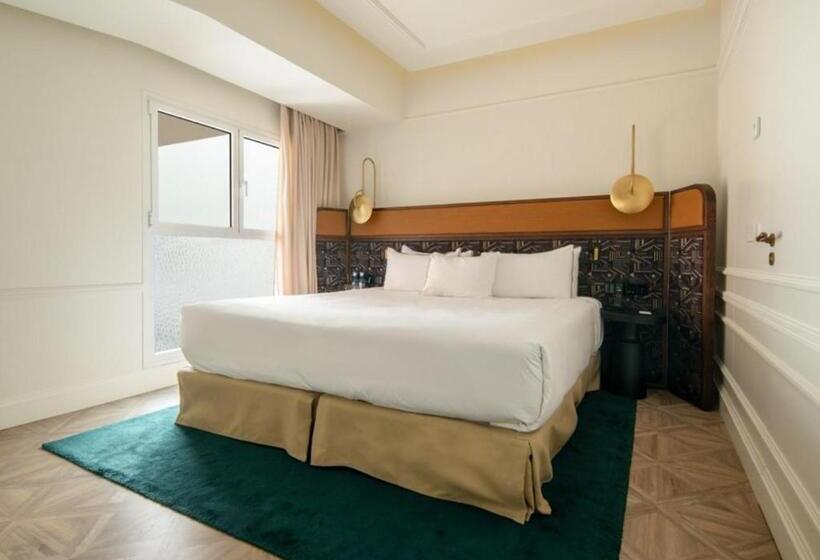 جناح جونيور, Only You Hotel Valencia