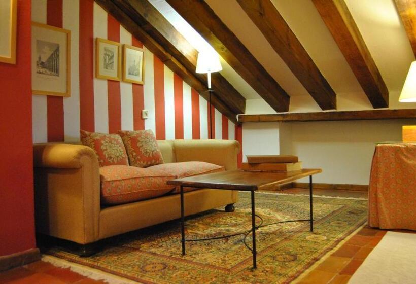 سوئیت جونیور با چشم‌انداز کوهستان, El Hotel De La Villa