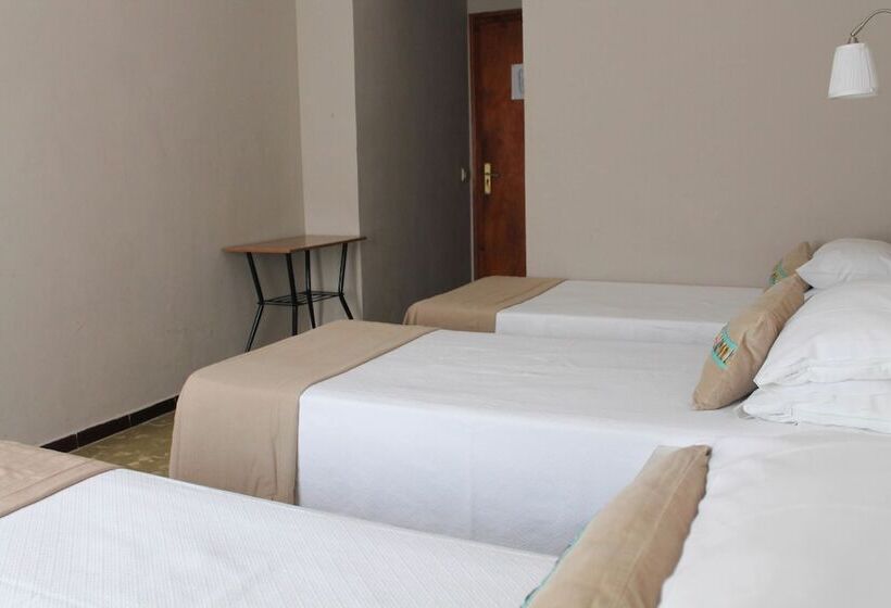 バルコニー付きスタンダードトリプルルーム, Hostal Horta Rosell