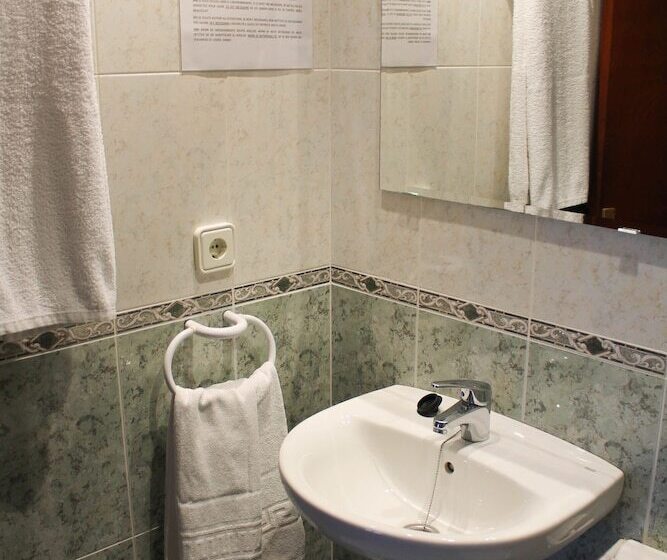 バルコニー付きスタンダードトリプルルーム, Hostal Horta Rosell