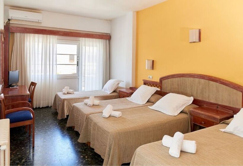 Номер Стандарт Трехместный, Hostal Illes Pitiüses