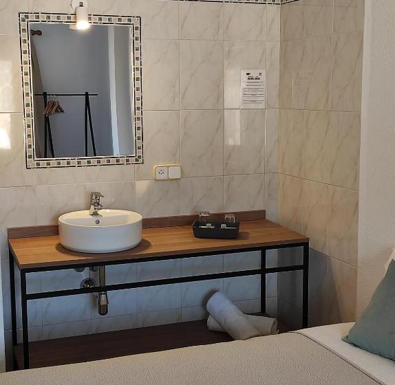 带共用浴室的标准房间, Hostal Nadal