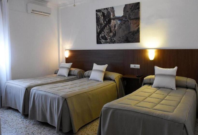 Номер Стандарт Трехместный, Hostal Restaurante El Cruce