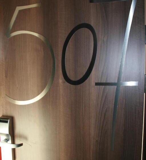 Quarto Familiar Superior, Avenida