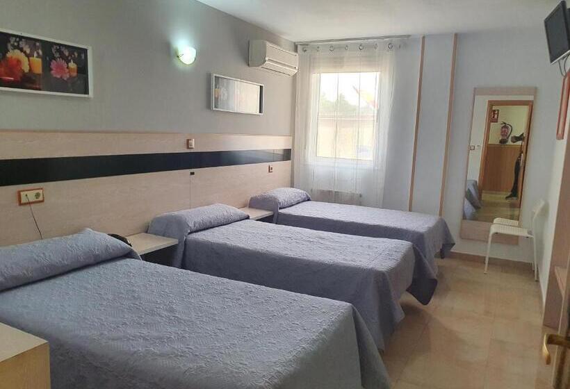 Номер Стандарт Трехместный, Hostal Fronton