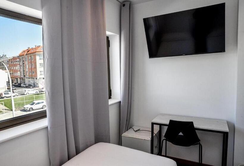 اتاق استاندارد سه نفره, Chips Ferrol