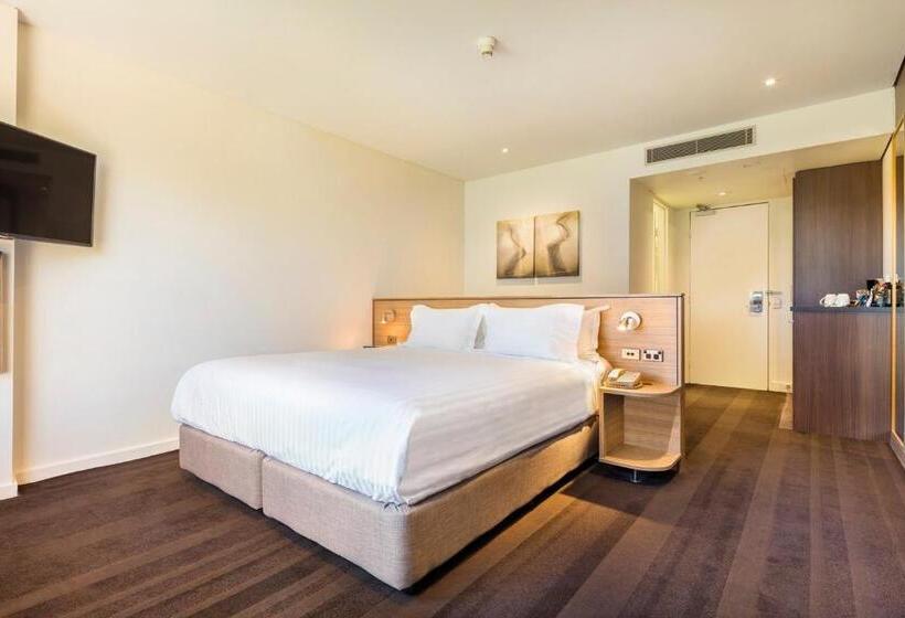 스탠다드 룸 킹사이즈 침대, Crowne Plaza Canberra, An Ihg