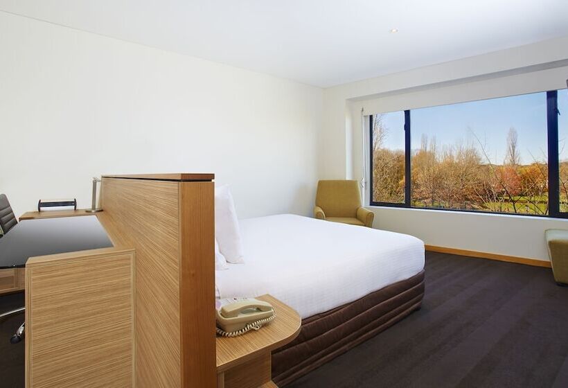 스탠다드 룸 더블 침대 공원 전망, Crowne Plaza Canberra, An Ihg