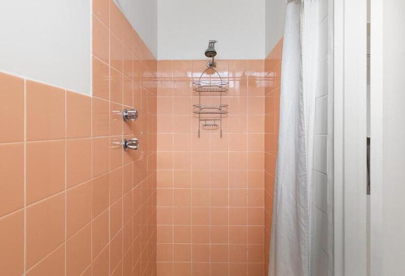 Quarto Superior, Red Carpet Motel