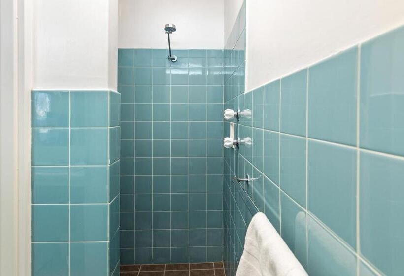 Quarto Familiar, Red Carpet Motel
