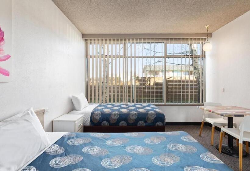 اتاق اکونومی, Red Carpet Motel