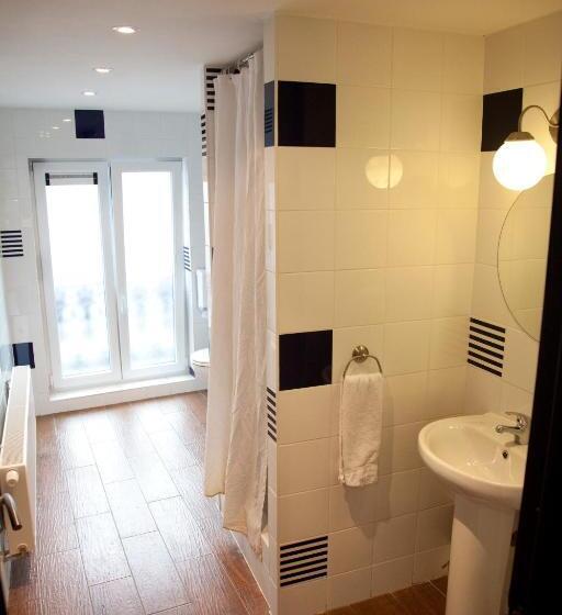 Economy Quadruple Room, Barry