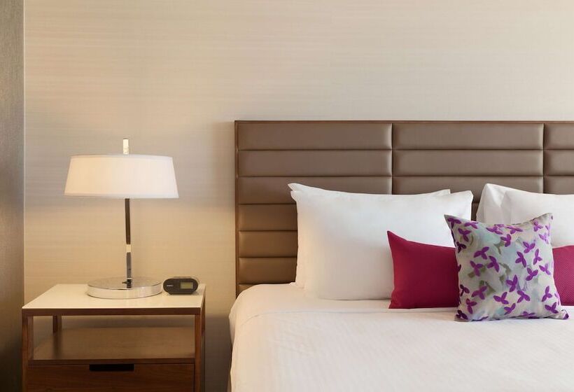 プレミアムルーム, Coast Edmonton Plaza Hotel By Apa