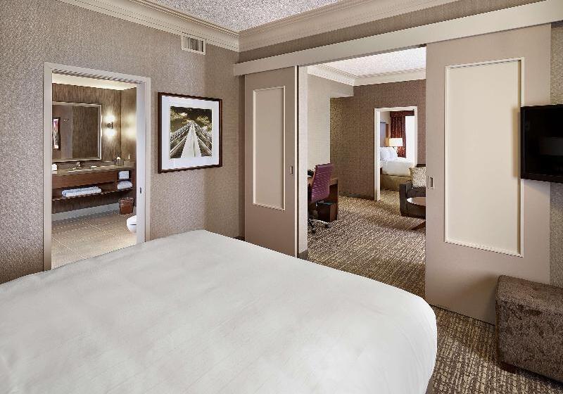 キングサイズベッドのスイートルーム, Doubletree By Hilton Hotel West Edmonton