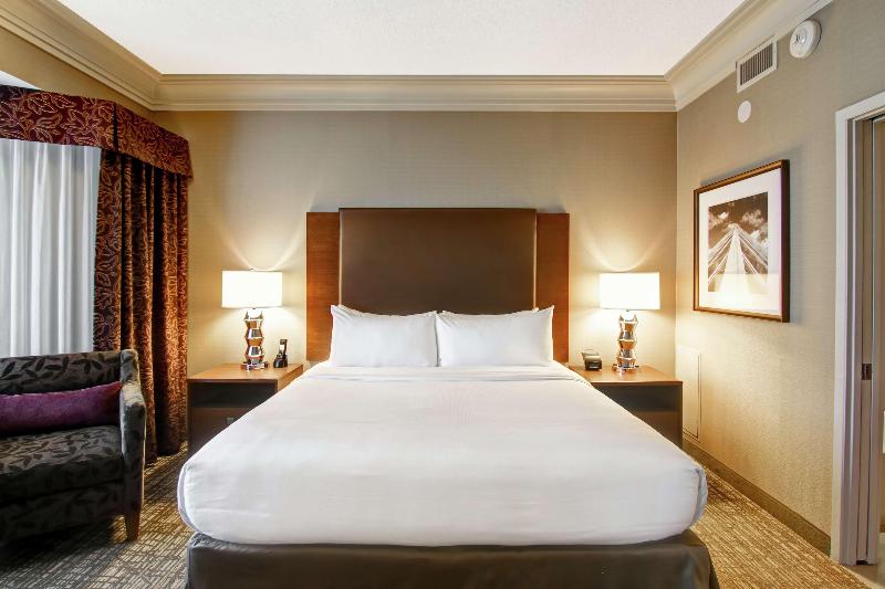 キングサイズベッドのスイートルーム, Doubletree By Hilton Hotel West Edmonton