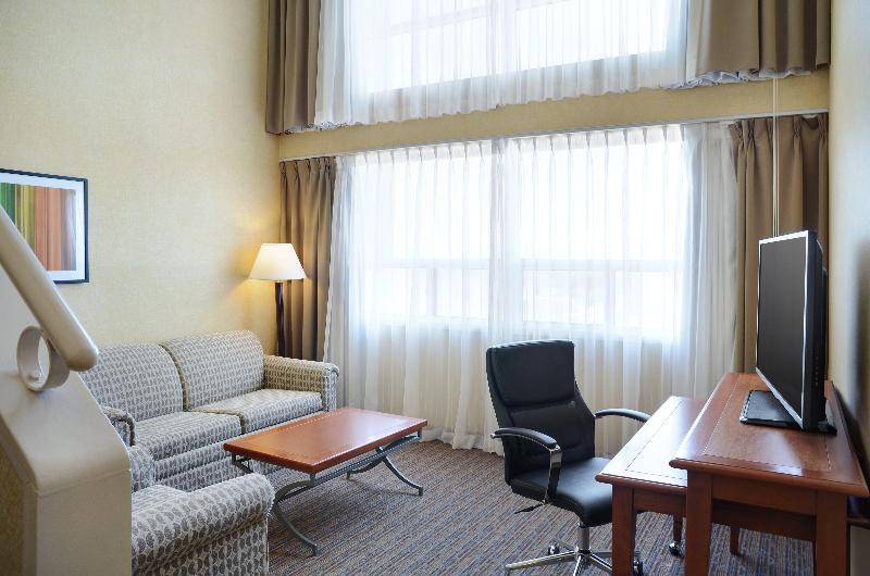 キングサイズベッドのスイートルーム, Holiday Inn Hotel & Suites London, An Ihg