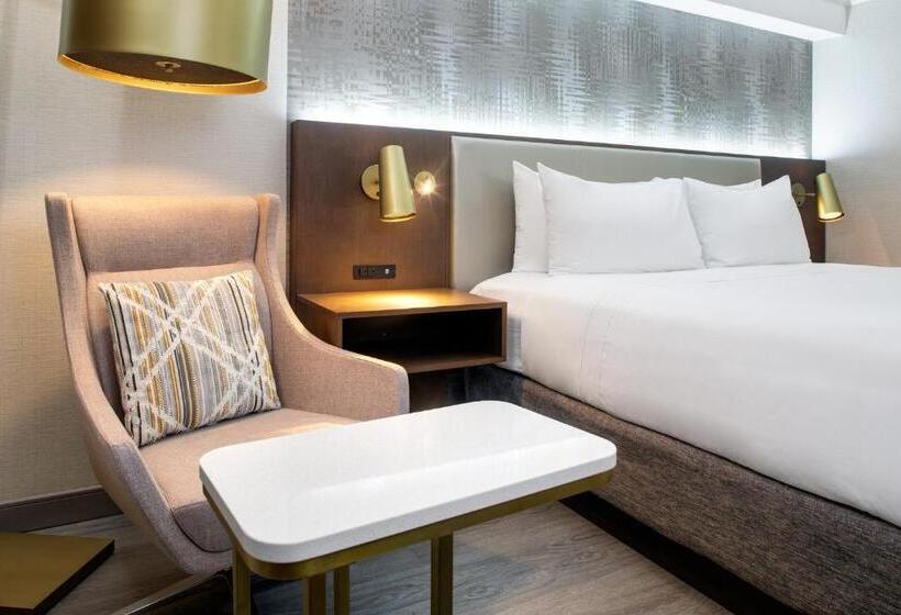 חדר סופריור עם מיטת קינג, Crowne Plaza Toronto Airport, An Ihg