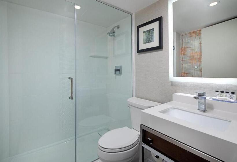 חדר סטנדרט עם מיטת קינג, Crowne Plaza Toronto Airport, An Ihg