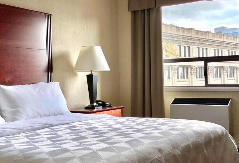 キングサイズベッドのスタンダードルーム, Holiday Inn & Suites Winnipeg Downtown, An Ihg