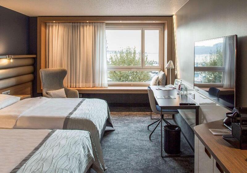 Номер Deluxe Вид на Озеро, Mövenpick Hotel Lausanne