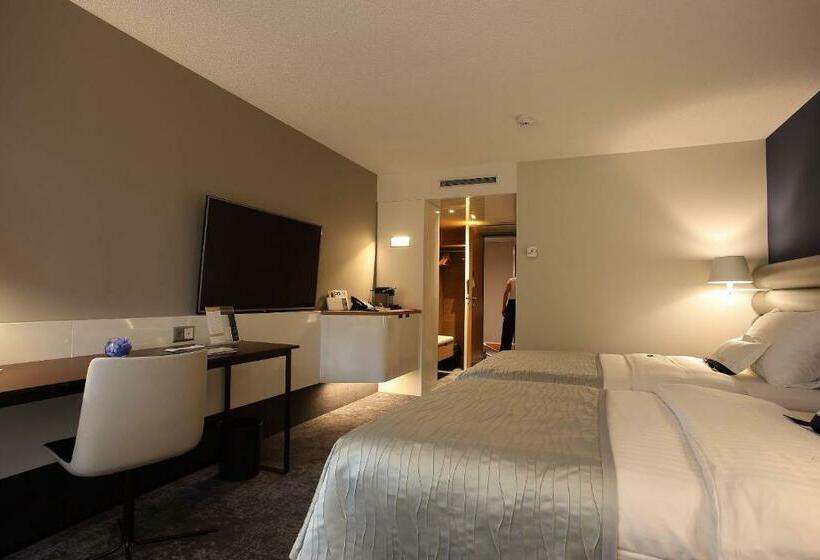 Номер Deluxe Вид на Озеро, Mövenpick Hotel Lausanne