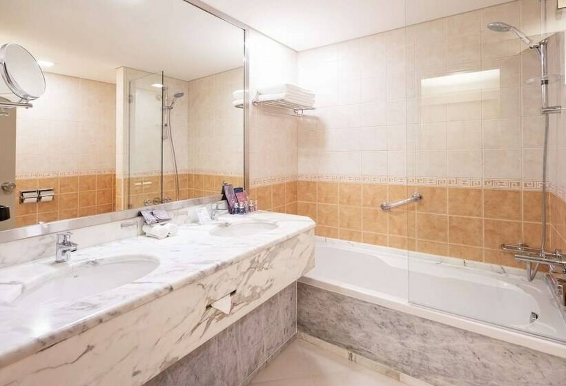 Номер Deluxe Вид на Город, Occidental Sharjah Grand