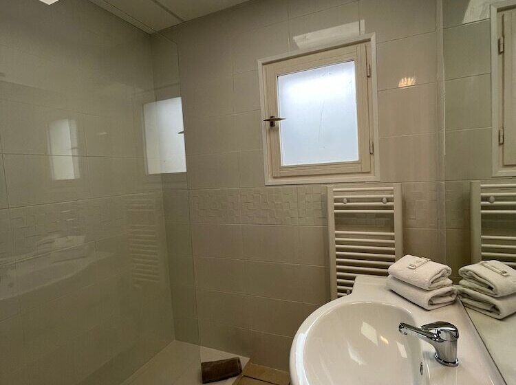 Номер Стандарт Трехместный, Hôtel Les Sables   Urban Style   By Logis Hotels