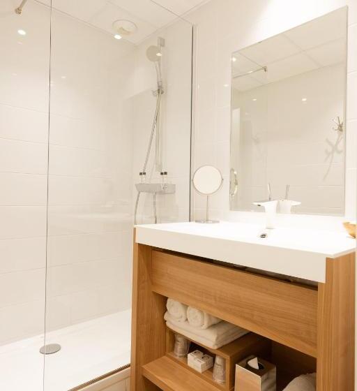 Номер Premium Вид на Бассейн, The Originals Boutique, Hôtel Neptune, Montpellier Sud