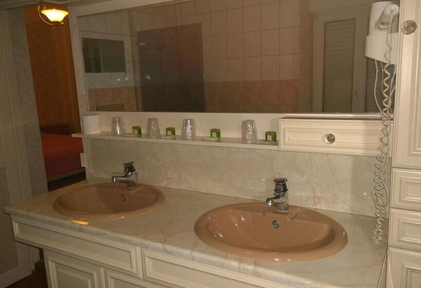 Четырехместный Номер Стандарт, Hôtel Saint Pierre