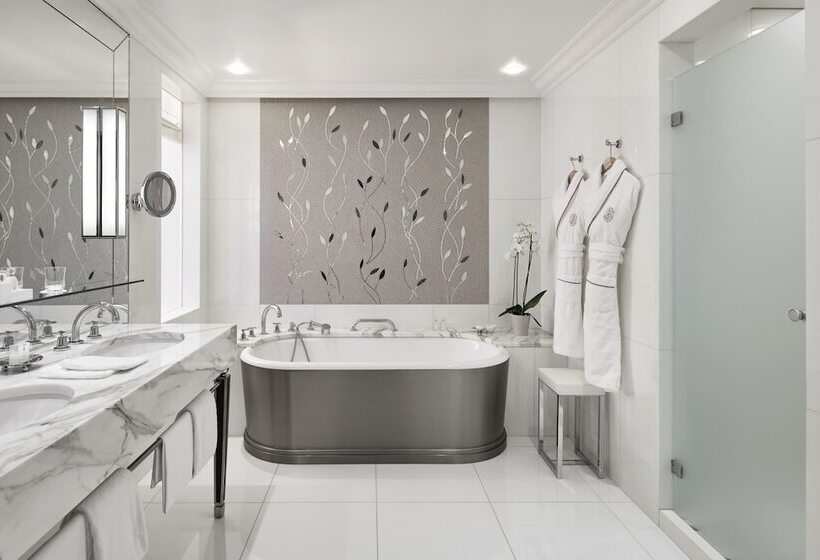 سوییت لوکس, Plaza Athenee  Dorchester Collection