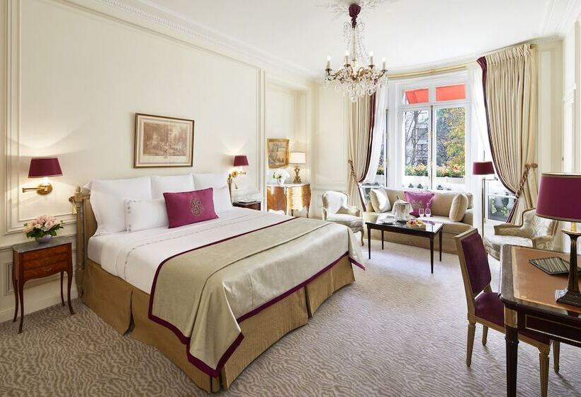 سوئیت جونیور با چشم‌انداز, Plaza Athenee  Dorchester Collection