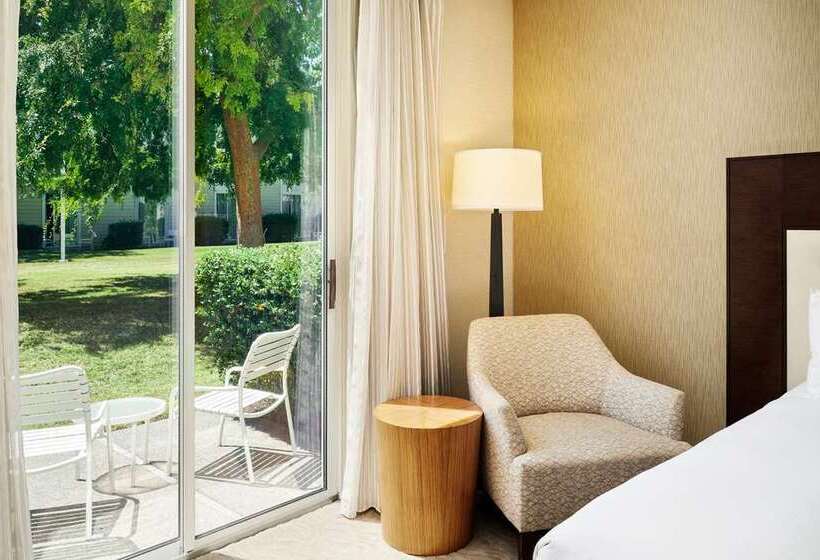 Стандартный Номер Кровать Кинг, Hilton Cobham