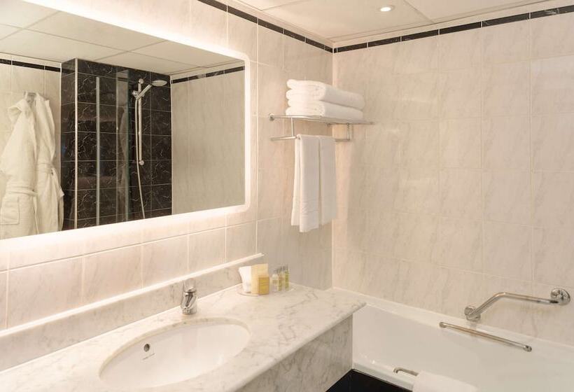 Номер Deluxe, Hilton London Olympia
