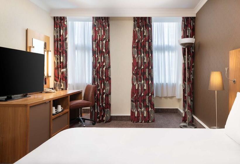 Номер Deluxe, Hilton London Olympia