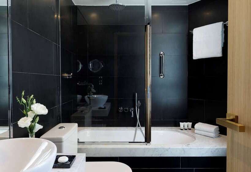 Номер Deluxe, Hilton London Olympia