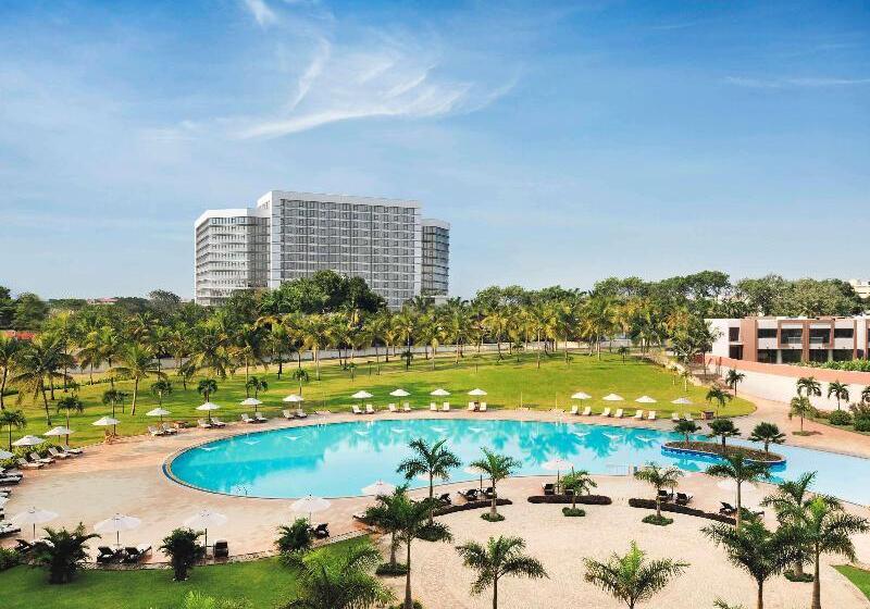 디럭스 룸 킹사이즈 침대, Mövenpick Ambassador Hotel Accra