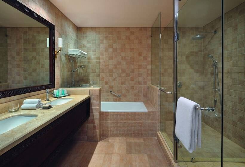디럭스 스위트, Mövenpick Ambassador Hotel Accra